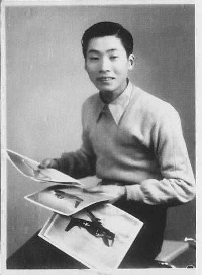 Fig. 1. Masami Ōmachi in his younger years, photographed with images of aircraft models. The image conveys both the maker himself and the publication culture surrounding his work.